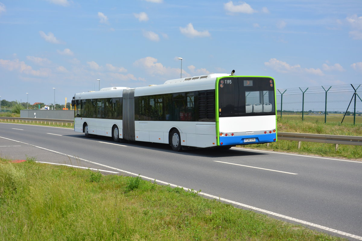 Am 04.06.2016 fährt P-AV 195 für die ILA 2016 auf der ILA Sonderlinie P3 zwischen Parkplatz P3 und ILA-Gelände. Aufgenommen wurde ein Solaris Urbino 18 der BVSG (Betriebshof Potsdam).
