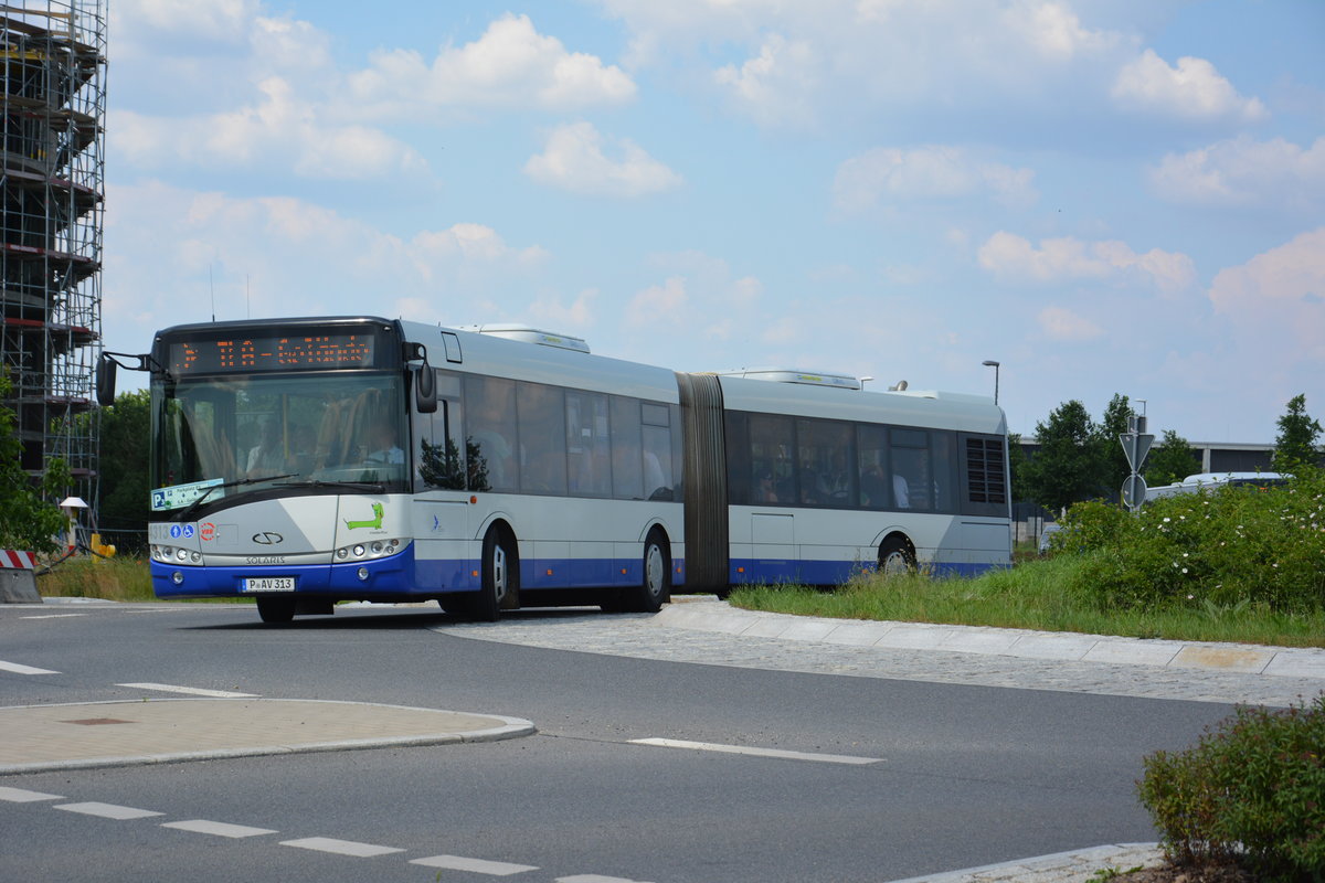 Am 04.06.2016 fährt P-AV 313 für die ILA 2016 auf der Shuttle Linie  P3 . Aufgenommen wurde ein Solaris Urbino 18 der BVSG / Betriebshof Werder an der Havel.