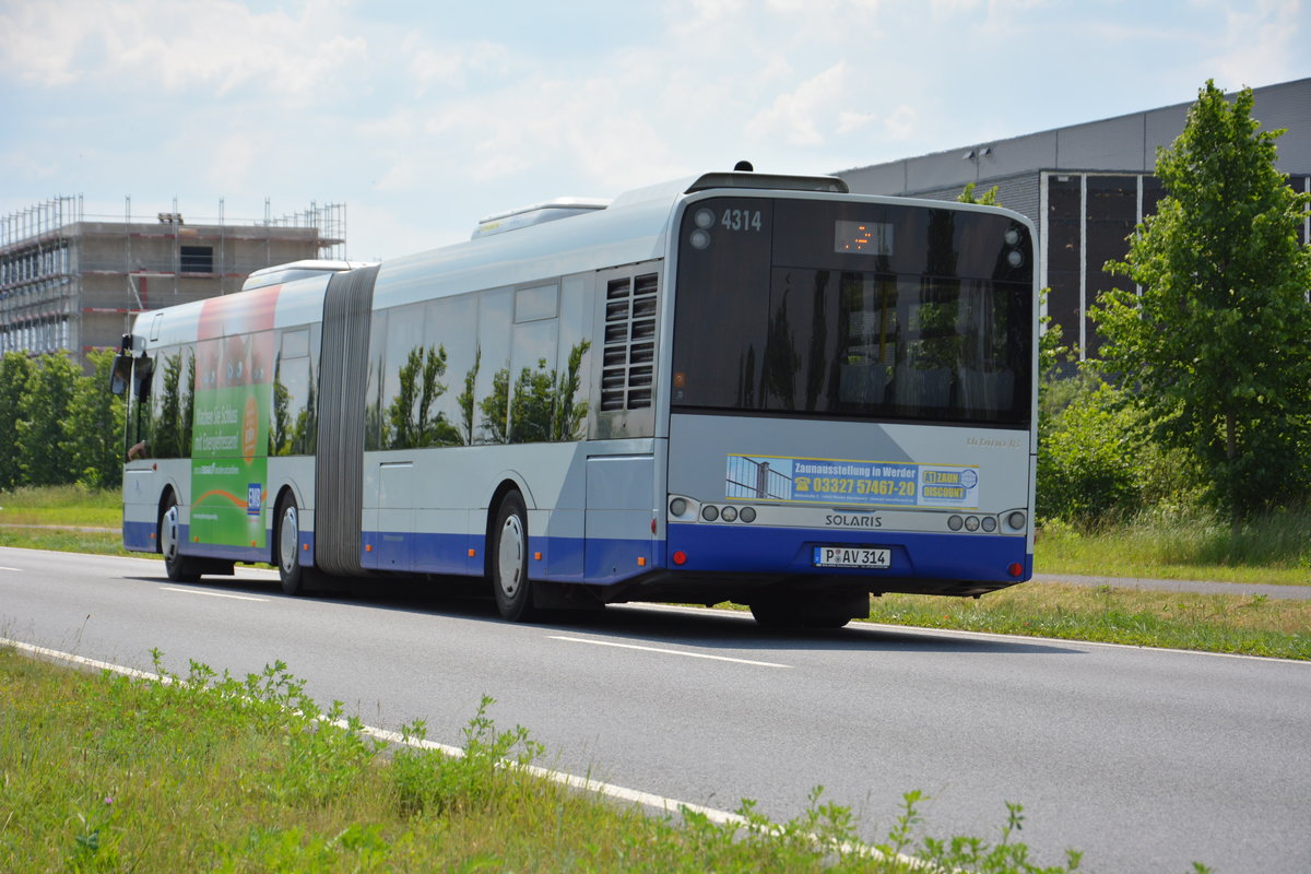 Am 04.06.2016 fährt P-AV 314 für die ILA 2016 auf der Shuttle Linie  P3 . Aufgenommen wurde ein Solaris Urbino 18 der BVSG (Betriebshof Werder Havel).