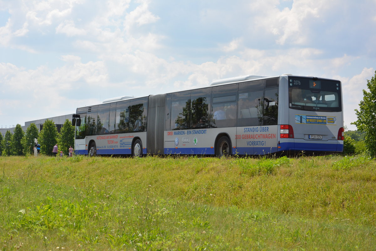Am 04.06.2016 fährt P-AV 576 für die ILA 2016 Shuttle zwischen Parkplatz und ILA-Gelände. Aufgenommen wurde ein MAN Lion's City G der BVSG, Betriebshof Stahnsdorf.