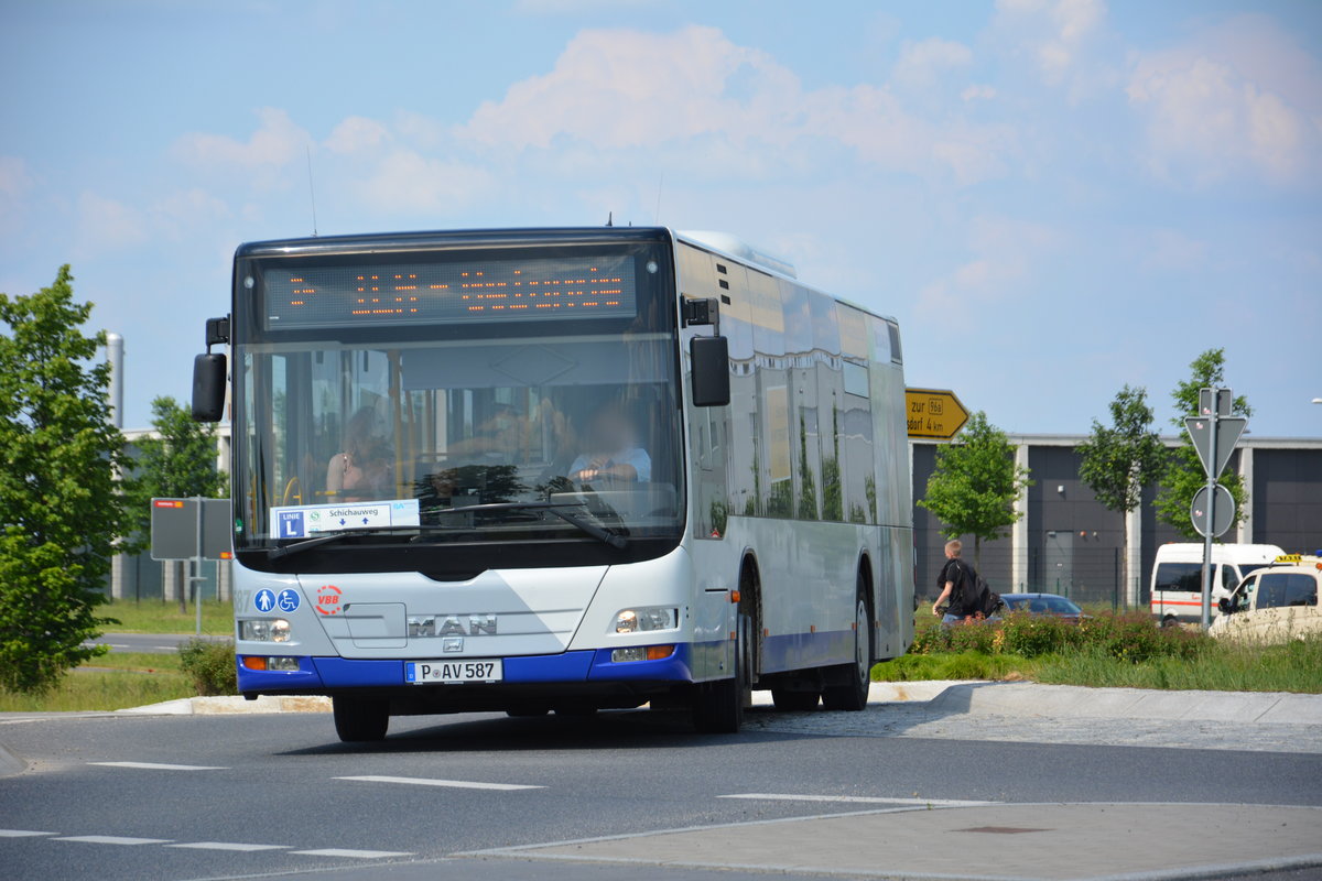 Am 04.06.2016 fährt P-AV 587 auf der ILA-Sonderlinie L zwischen S-Bahnhof Schichauweg und dem ILA-Gelände. Aufgenommen wurde ein MAN Lion's City der BVSG.