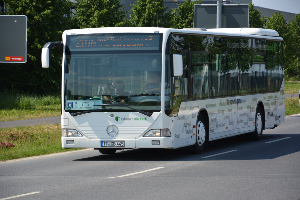 Am 04.06.2016 fährt TF-CB 445 für die ILA 2016 auf der Sonderlinie R zwischen U-Bahnhof Rudow und ILA-Gelände. Aufgenommen wurde ein Mercedes Benz Citaro I.