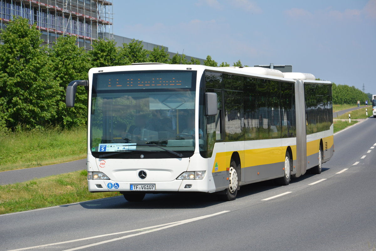 Am 04.06.2016 fährt TF-VG 107 für die ILA 2016 auf der Shuttle Linie  S . Aufgenommen wurde ein Mercedes Benz Citaro I Facelift GÜ der VTF.
