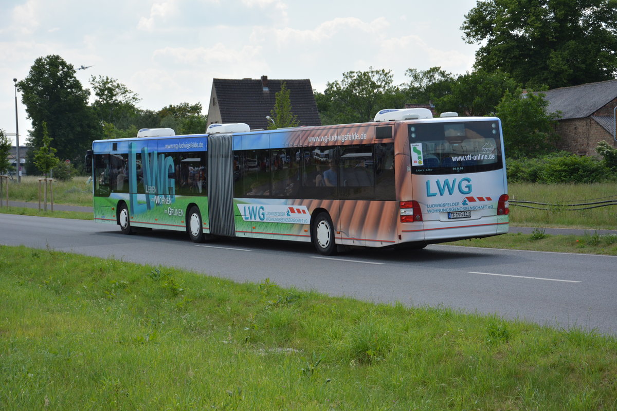 Am 04.06.2016 fährt TF-VG 113 auf der ILA Sonderlinie S zwischen Schönefeld Bahnhof und ILA-Gelände. Aufgenommen wurde ein MAN Lion's City G der VTF.
