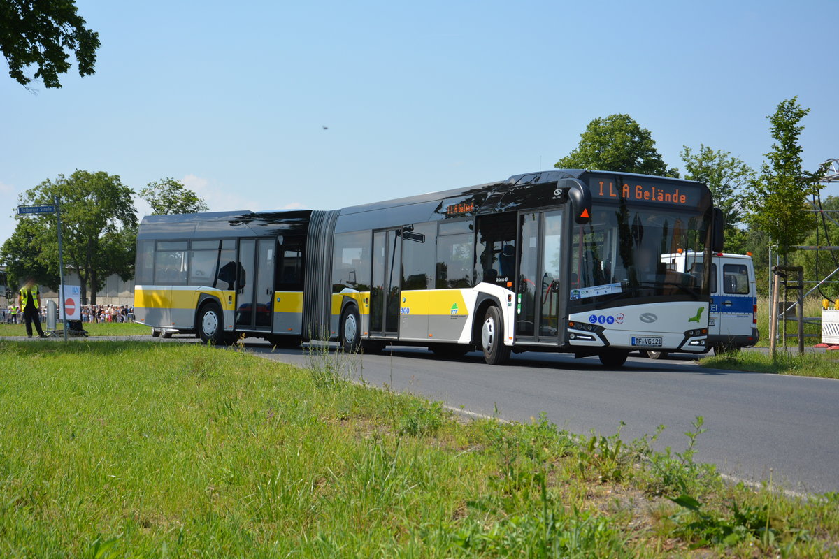 Am 04.06.2016 fährt TF-VG 121 für die ILA 2016 Shuttle zwischen Parkplatz und ILA-Gelände. Aufgenommen wurde ein Solaris Urbino  2  der VTF.

