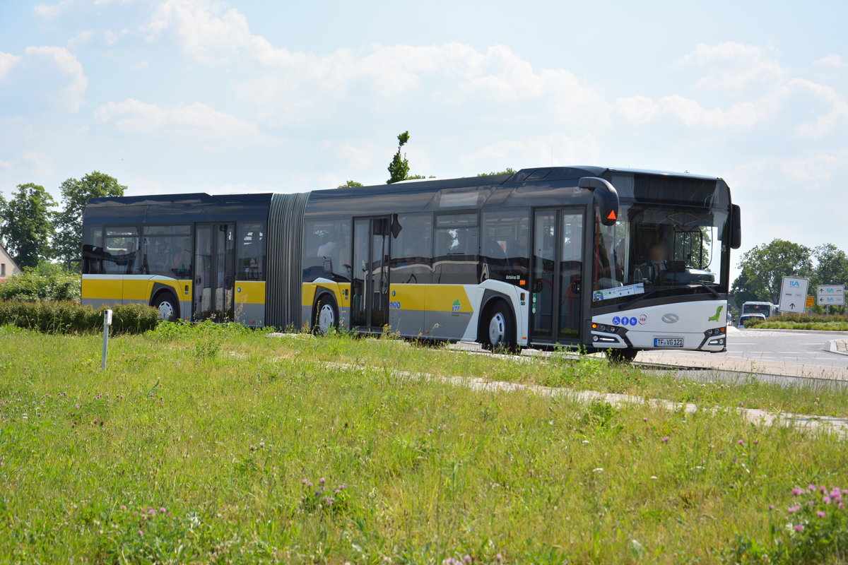 Am 04.06.2016 fährt TF-VG 121 für die ILA 2016 auf der ILA Sonderlinie S zwischen Bahnhof Schönefeld und ILA-Gelände. Aufgenommen wurde ein Solaris Urbino IV 18 der VTF.
