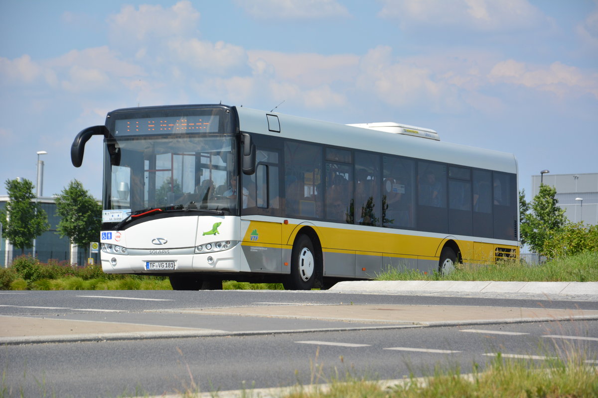 Am 04.06.2016 fährt TF-VG 181 für die ILA 2016 auf der Shuttle Linie  S . Aufgenommen wurde ein Solaris Urbino 12 Ü der VTF.