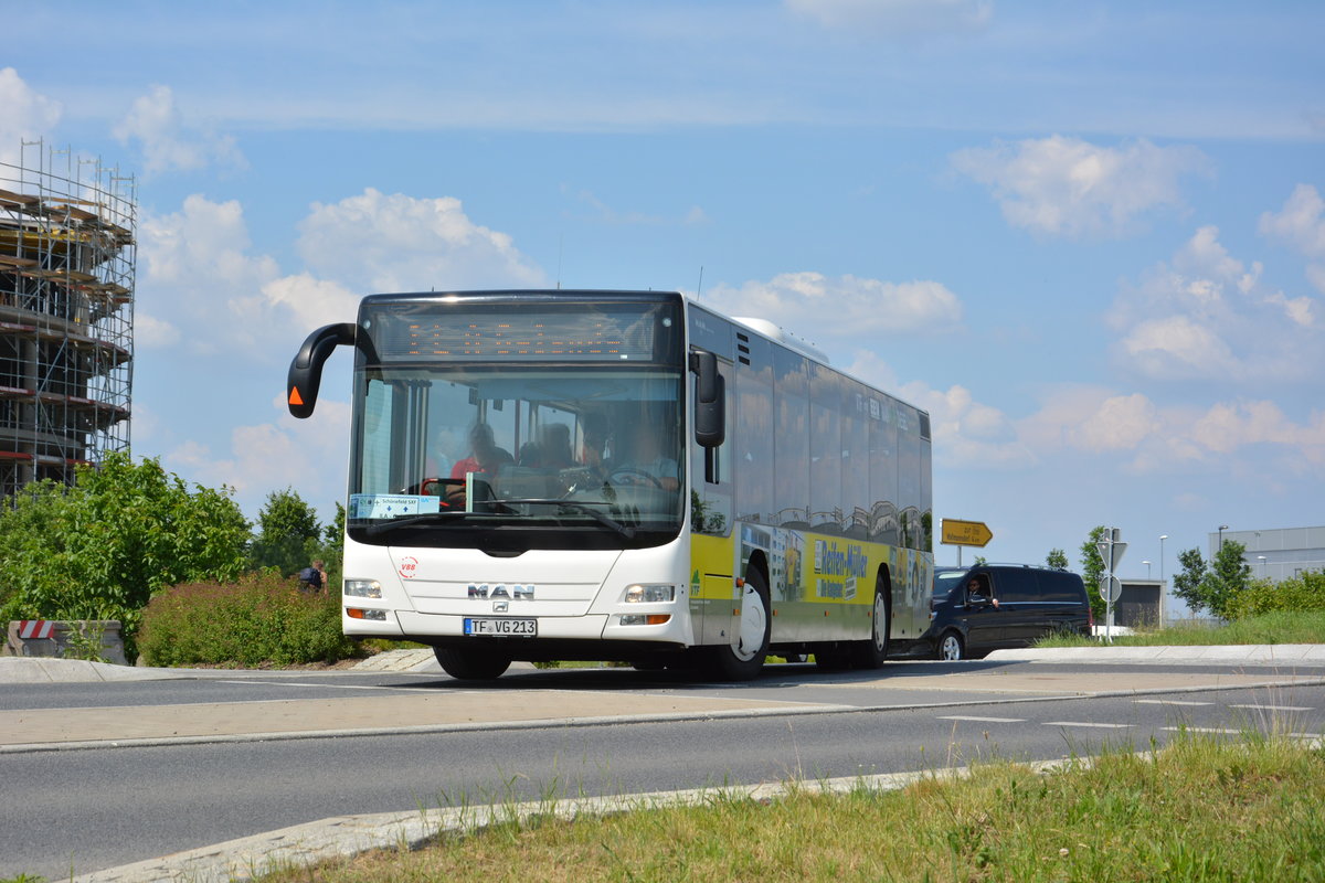 Am 04.06.2016 fährt TF-VG 213 für die ILA 2016 auf der ILA Sonderlinie S zwischen Bahnhof Schönefeld und ILA-Gelände. Aufgenommen wurde ein MAN Lion's City Ü der VTF.
