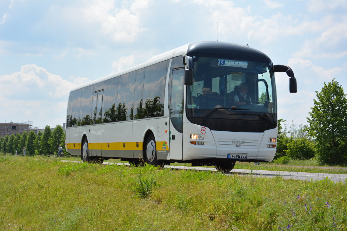 Am 04.06.2016 fährt TF-VG 233 für die ILA 2016 auf der Shuttle Linie  S . Aufgenommen wurde ein MAN Lion's Regio der VTF.
