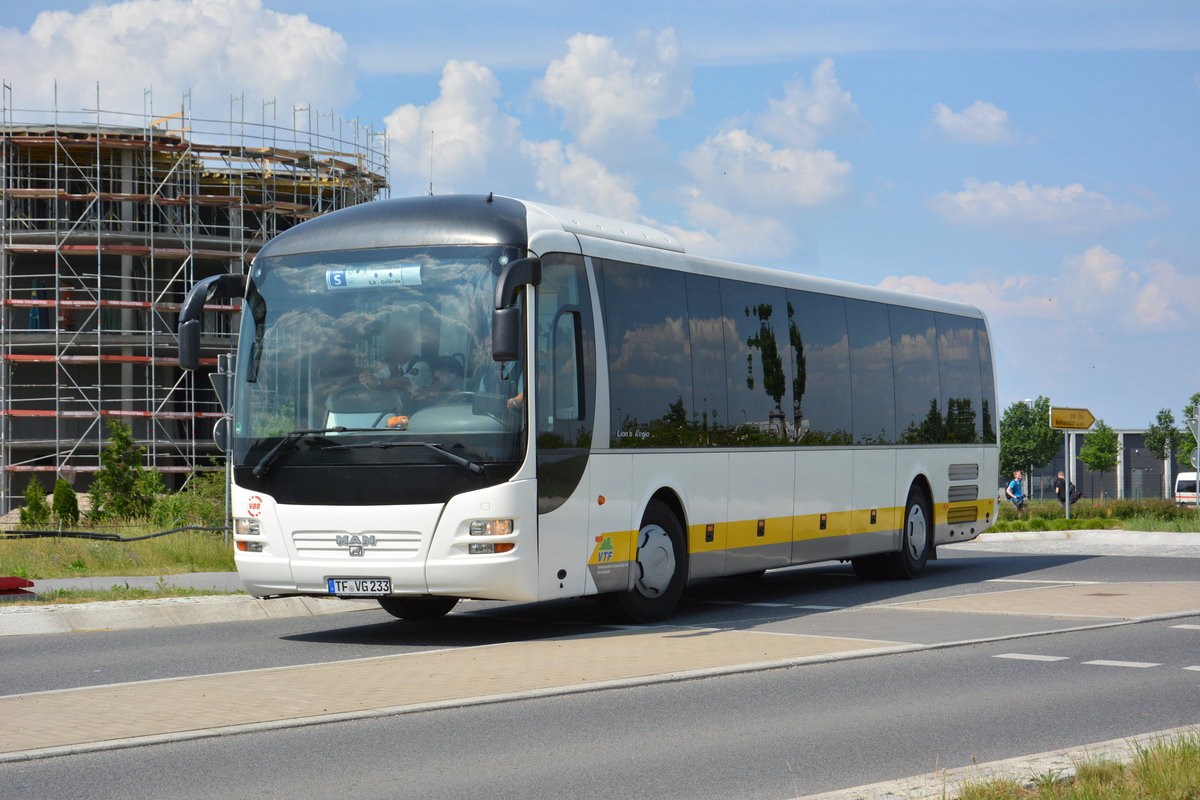 Am 04.06.2016 fährt TF-VG 233 für die ILA 2016 auf der Shuttle Linie  S . Aufgenommen wurde ein MAN Lion's Regio der VTF.