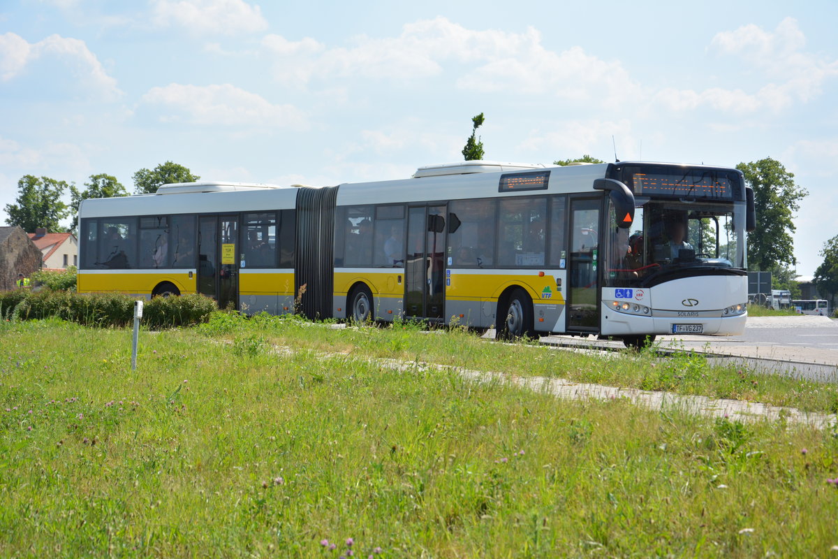 Am 04.06.2016 fährt TF-VG 237 für die ILA 2016 auf der ILA Sonderlinie S zwischen Bahnhof Schönefeld und ILA-Gelände. Aufgenommen wurde ein Solaris Urbino 18 Ü der VTF.