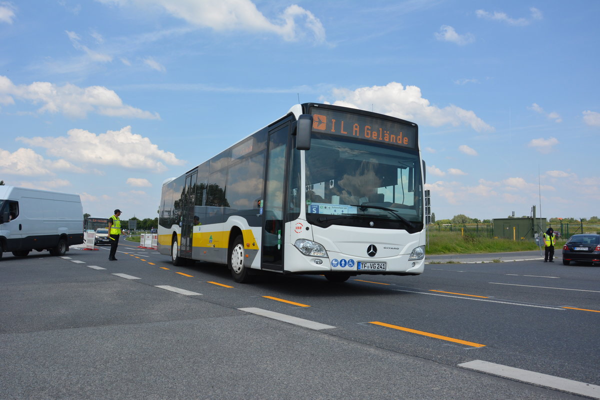 Am 04.06.2016 fährt TF-VG 241 für die ILA 2016 auf der Sonderlinie S zwischen Bahnhof Schönefeld und ILA-Gelände. Aufgenommen wurde ein Mercedes Benz Citaro II Ü der VTF.