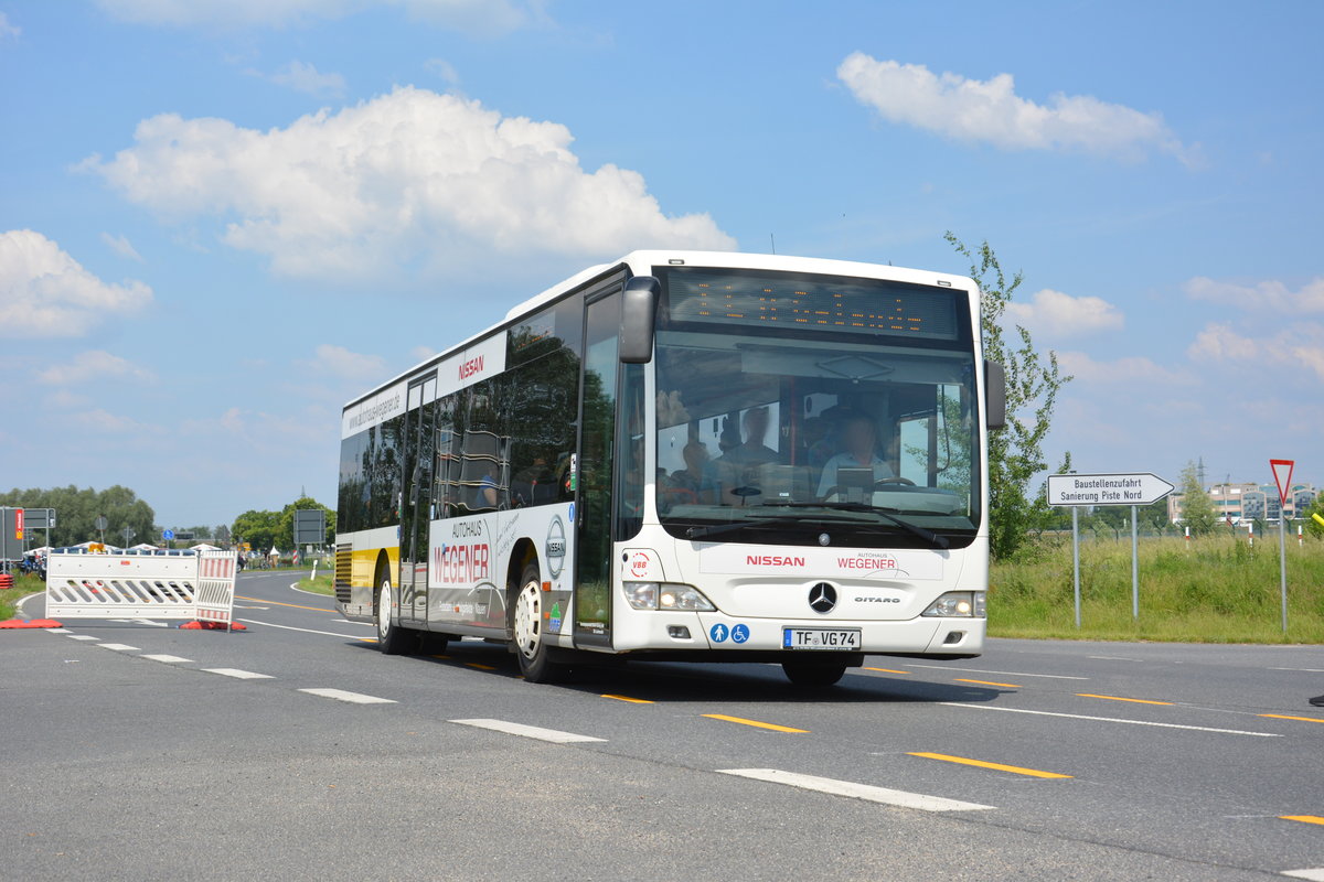 Am 04.06.2016 fährt TF-VG 74 für die ILA 2016 auf der ILA Sonderlinie S zwischen Bahnhof Schönefeld und ILA-Gelände. Aufgenommen wurde ein Mercedes Benz Citaro I Facelift Ü der VTF.