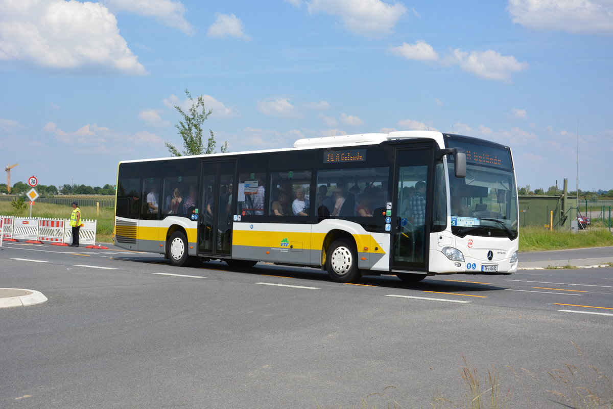 Am 04.06.2016 fährt TF-VG 81 für die ILA 2016 auf der ILA Sonderlinie S zwischen Bahnhof Schönefeld und ILA-Gelände. Aufgenommen wurde ein Mercedes Benz Citaro II Ü der VTF. 