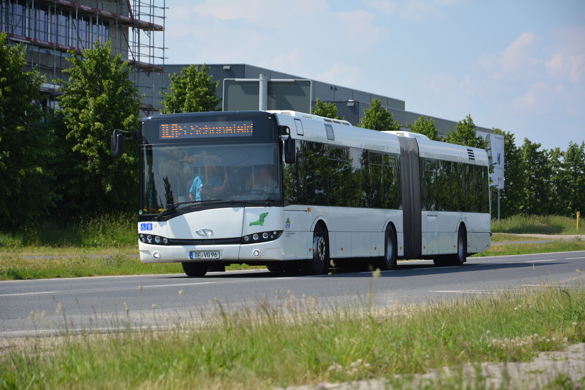 Am 04.06.2016 fährt TF-VG 96 für die ILA auf der Shuttle-Linie S zwischen ILA Gelände und Bahnhof Schönefeld. Aufgenommen wurde ein Solaris Urbino 18 der VTF.