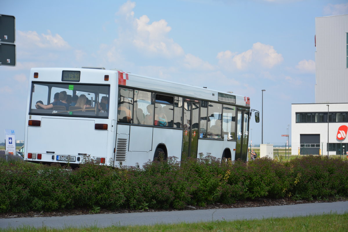 Am 04.06.2017 fährt B-CM 366 für die ILA 2016 auf der ILA Sonderlinie R zwischen U-Bahnhof Rudow und ILA-Gelände. Aufgenommen wurde ein Mercedes Benz O 405N.