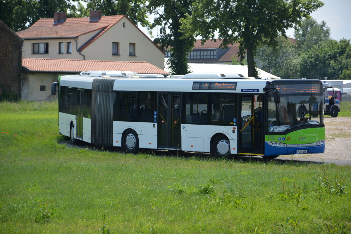 Am 04.06.2017 fährt P-AV 195 für die ILA 2016 auf der ILA Sonderlinie P3 zwischen Parkplatz P3 und ILA-Gelände. Aufgenommen wurde ein Solaris Urbino 18 der BVSG (Betriebshof Potsdam).