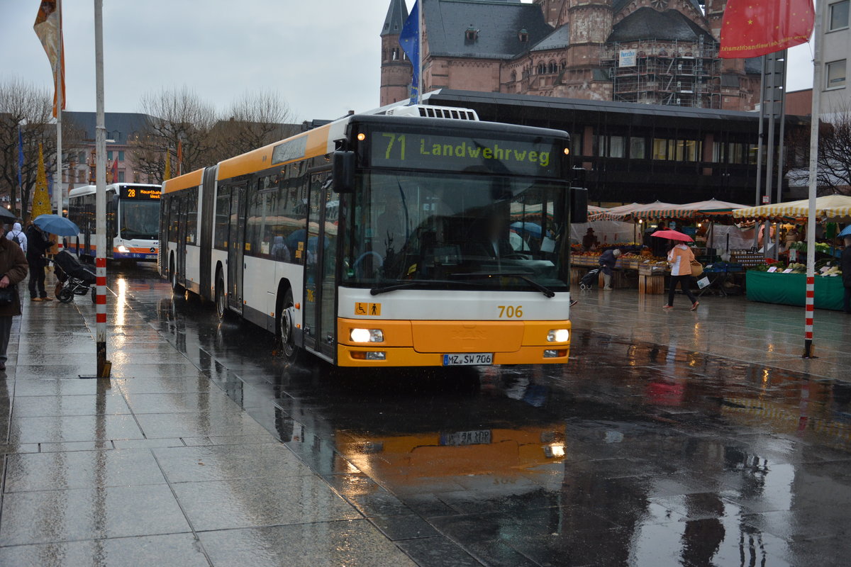 Am 04.12.2015 fährt MZ-SW 706 auf der Linie 71 durch die Innenstadt von Mainz. Aufgenommen wurde ein MAN Niederflurbus der 2. Generation.
