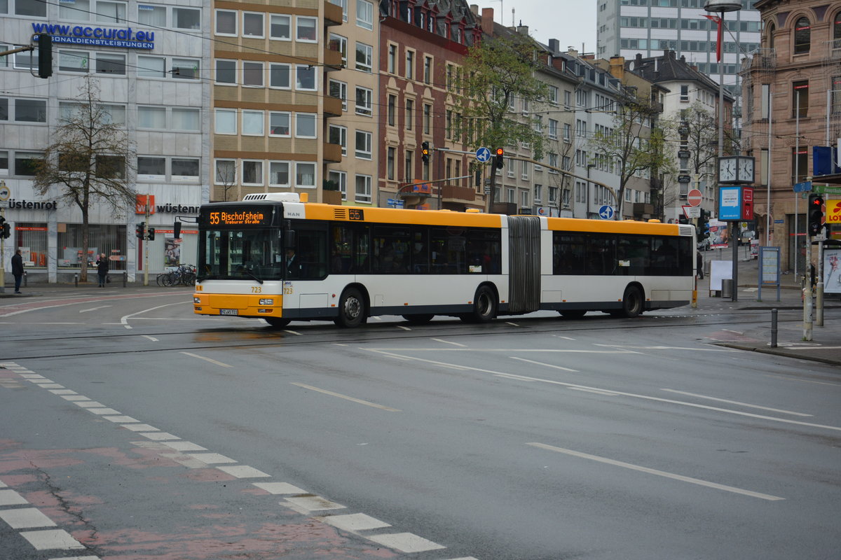 Am 04.12.2015 fährt MZ-SW 723 auf der Linie 55 durch die Innenstadt von Mainz. Aufgenommen wurde ein MAN Niederflurbus der 2. Generation.
