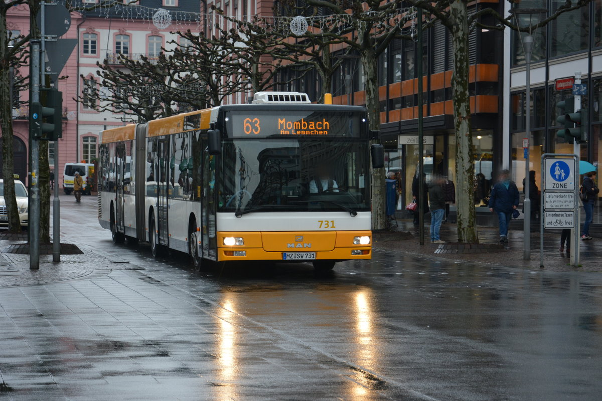 Am 04.12.2015 fährt MZ-SW 731 auf der Linie 63 durch die Innenstadt von Mainz. Aufgenommen wurde ein MAN Niederflurbus der 2. Generation.
