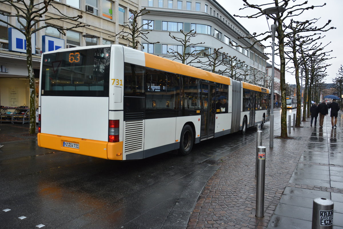 Am 04.12.2015 fährt MZ-SW 731 auf der Linie 63 durch die Innenstadt von Mainz. Aufgenommen wurde ein MAN Niederflurbus der 2. Generation.
