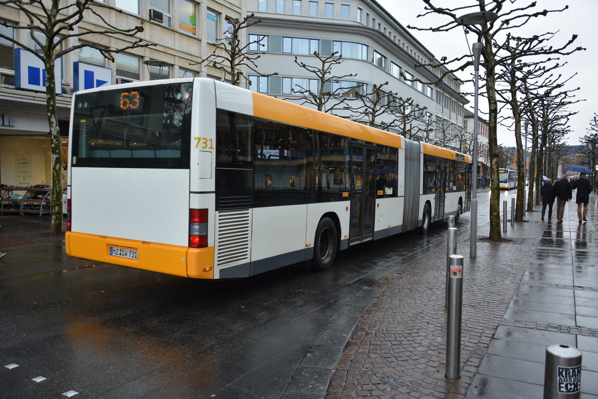 Am 04.12.2015 fährt MZ-SW 731 auf der Linie 63 durch die Innenstadt von Mainz. Aufgenommen wurde ein MAN Niederflurbus der 2. Generation.
