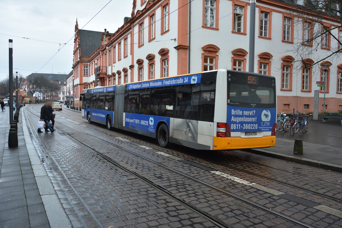 Am 04.12.2015 fährt MZ-SW 734 auf der Linie 55 durch die Innenstadt von Mainz. Aufgenommen wurde ein MAN Lion's City G.
