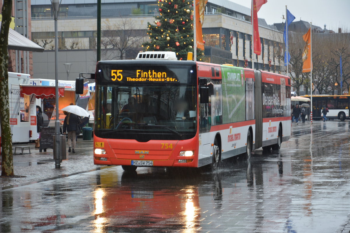 Am 04.12.2015 fährt MZ-SW 754 auf der Linie 55 durch die Innenstadt von Mainz. Aufgenommen wurde ein MAN Lion's City G.