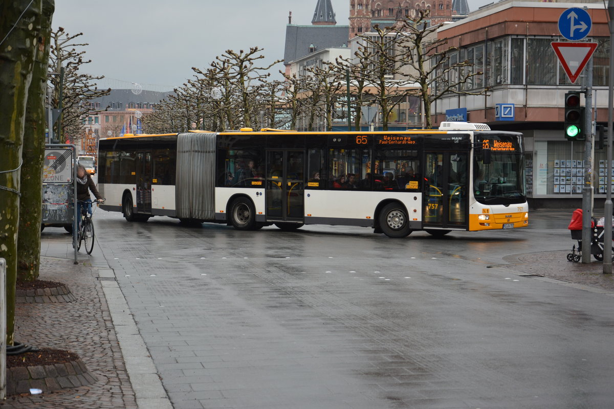 Am 04.12.2015 fährt MZ-SW 757 auf der Linie 65 durch die Innenstadt von Mainz. Aufgenommen wurde ein MAN Lion's City G.
