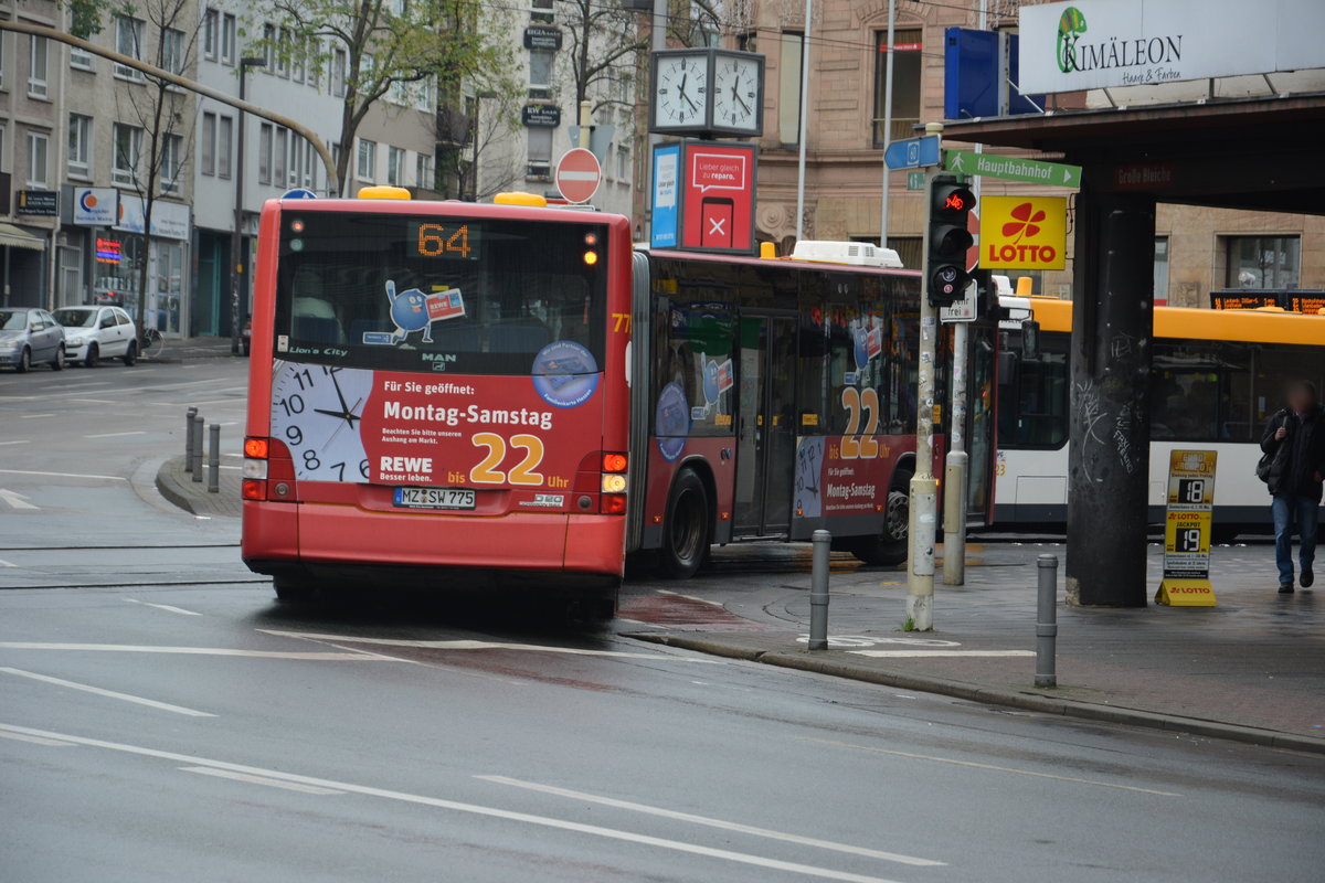 Am 04.12.2015 fährt MZ-SW 775 auf der Linie 64 durch die Innenstadt von Mainz. Aufgenommen wurde ein MAN Lion's City G.
