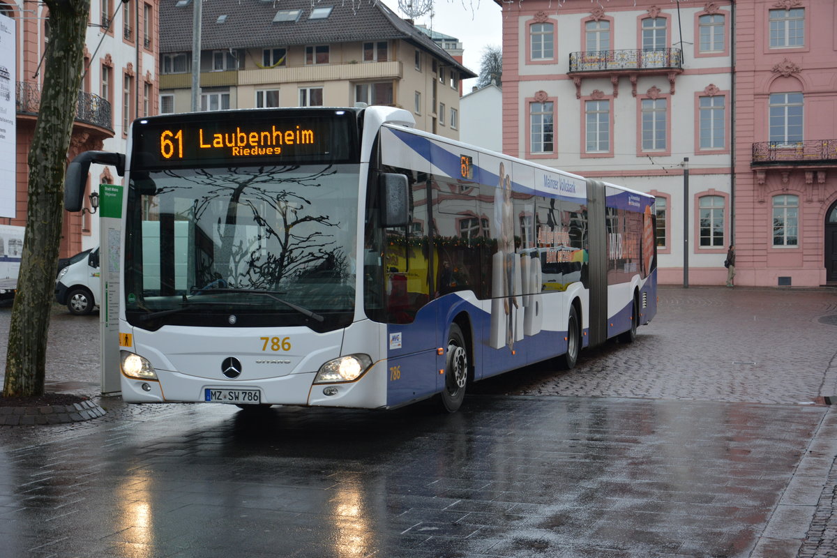 Am 04.12.2015 fährt MZ-SW 786 auf der Linie 61 durch die Innenstadt von Mainz. Aufgenommen wurde ein Mercedes Benz Citaro G der 2. Generation.
