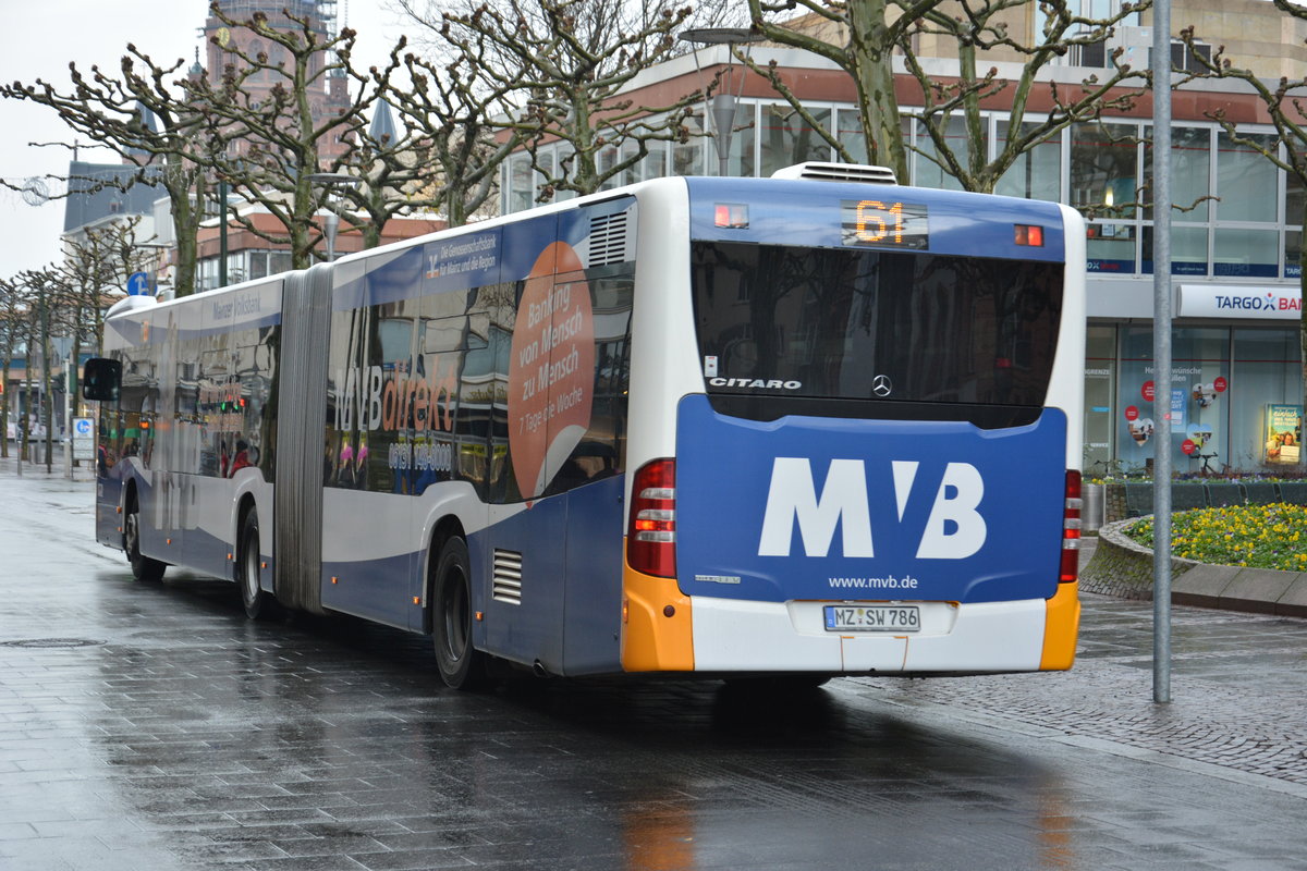 Am 04.12.2015 fährt MZ-SW 786 auf der Linie 61 durch die Innenstadt von Mainz. Aufgenommen wurde ein Mercedes Benz Citaro G der 2. Generation.
