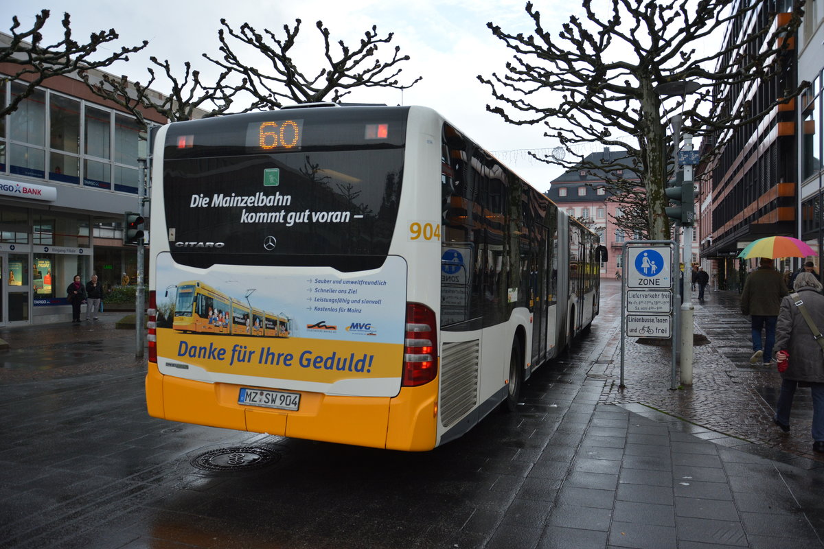 Am 04.12.2015 fährt MZ-SW 904 auf der Linie 60 durch die Innenstadt von Mainz. Aufgenommen wurde ein Mercedes Benz Citaro G der 2. Generation.
