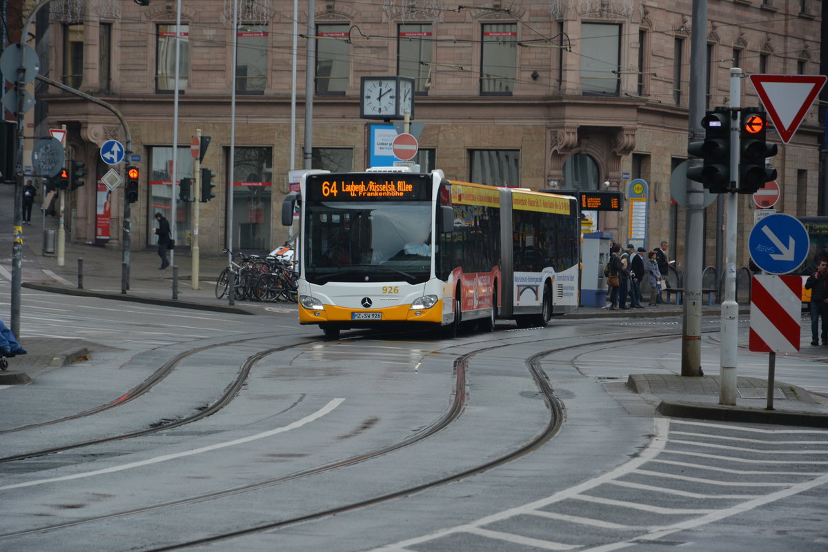 Am 04.12.2015 fährt MZ-SW 926 auf der Linie 64 durch die Innenstadt von Mainz. Aufgenommen wurde ein Mercedes Benz Citaro G der 2. Generation.
