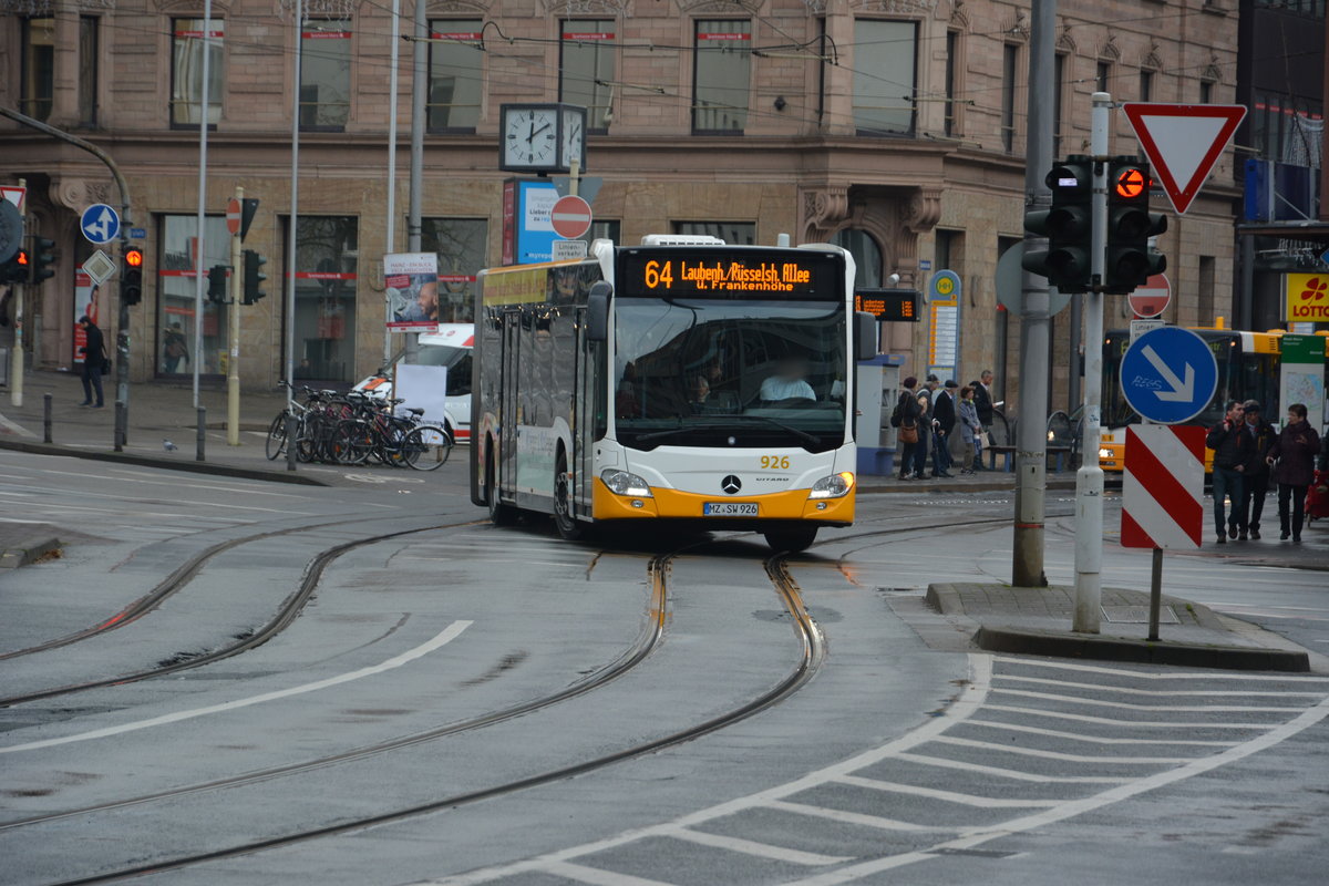 Am 04.12.2015 fährt MZ-SW 926 auf der Linie 64 durch die Innenstadt von Mainz. Aufgenommen wurde ein Mercedes Benz Citaro G der 2. Generation.
