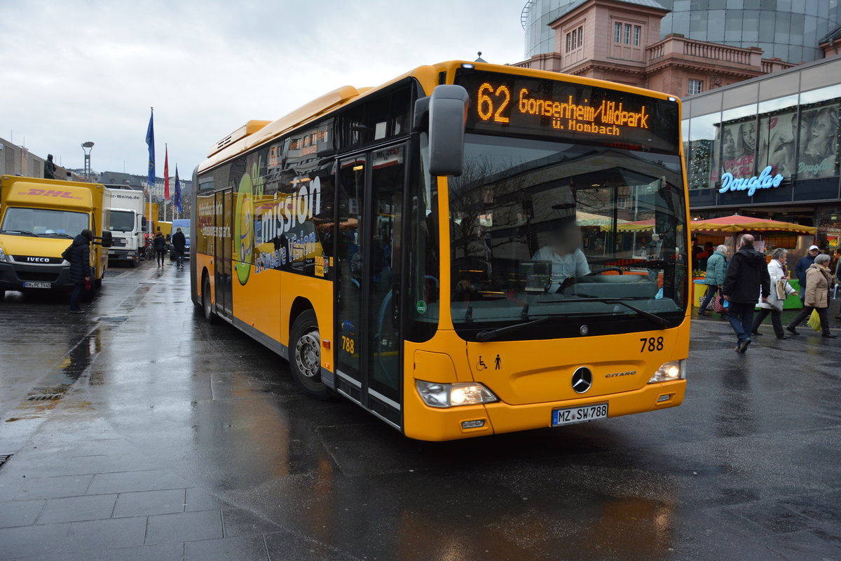 Am 04.12.2015 fährt MZ-W 788 auf der Linie 62 durch die Innenstadt von Mainz. Aufgenommen wurde ein Mercedes Benz Citaro Facelift G Hybrid (GDH).
