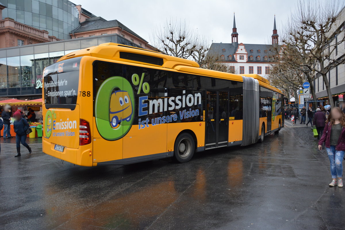 Am 04.12.2015 fährt MZ-W 788 auf der Linie 62 durch die Innenstadt von Mainz. Aufgenommen wurde ein Mercedes Benz Citaro Facelift G Hybrid (GDH).
