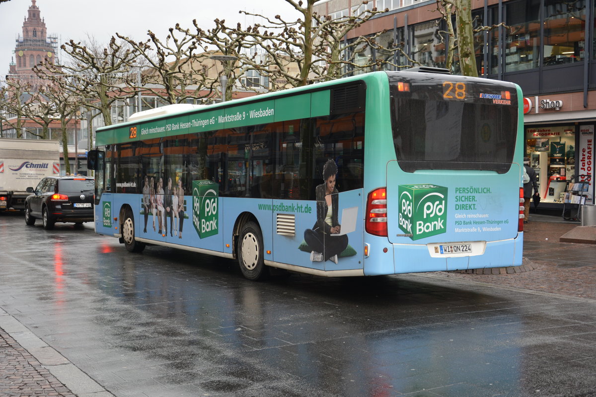 Am 04.12.2015 fährt WI-QN 224 auf der Linie 28 durch die Innenstadt von Mainz. Aufgenommen wurde ein Mercedes Benz Citaro Facelift.
