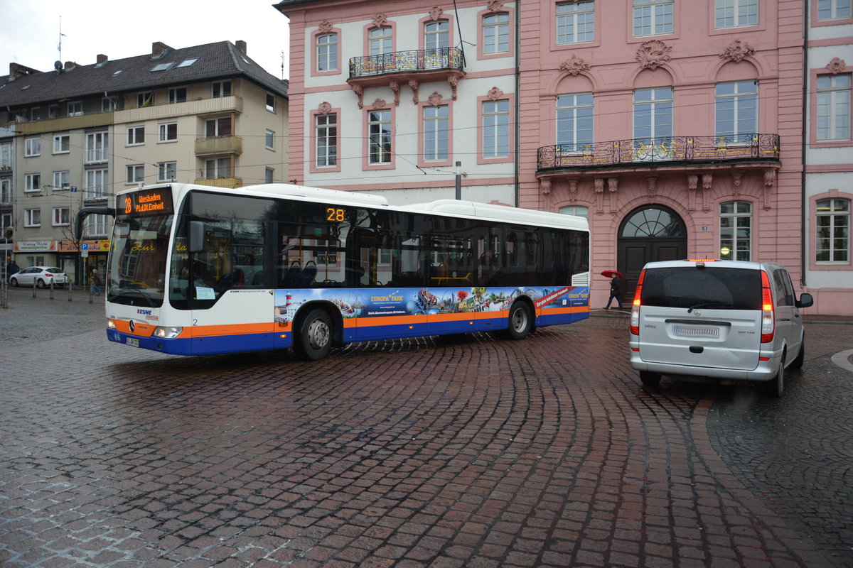 Am 04.12.2015 fährt WI-QN 302 auf der Linie 28 durch die Innenstadt von Mainz. Aufgenommen wurde ein Mercedes Benz Citaro Facelift Low Entry.
