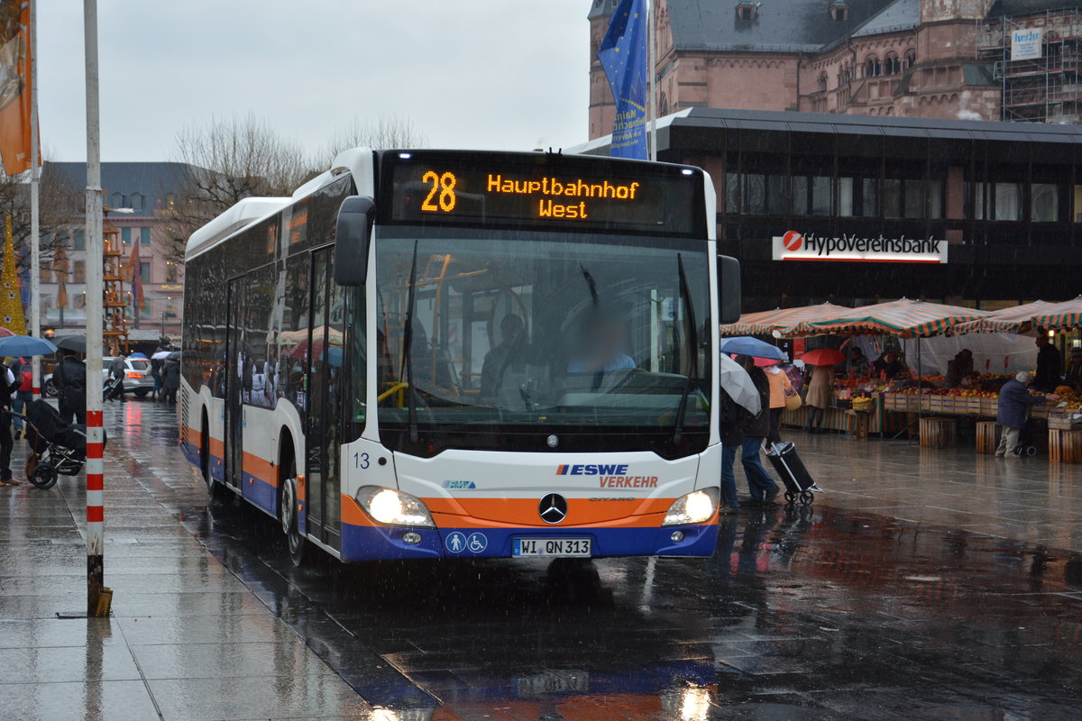 Am 04.12.2015 fährt WI-QN 313 auf der Linie 28 durch die Innenstadt von Mainz. Aufgenommen wurde ein Mercedes Benz Citaro der 2. Generation Low Entry.
