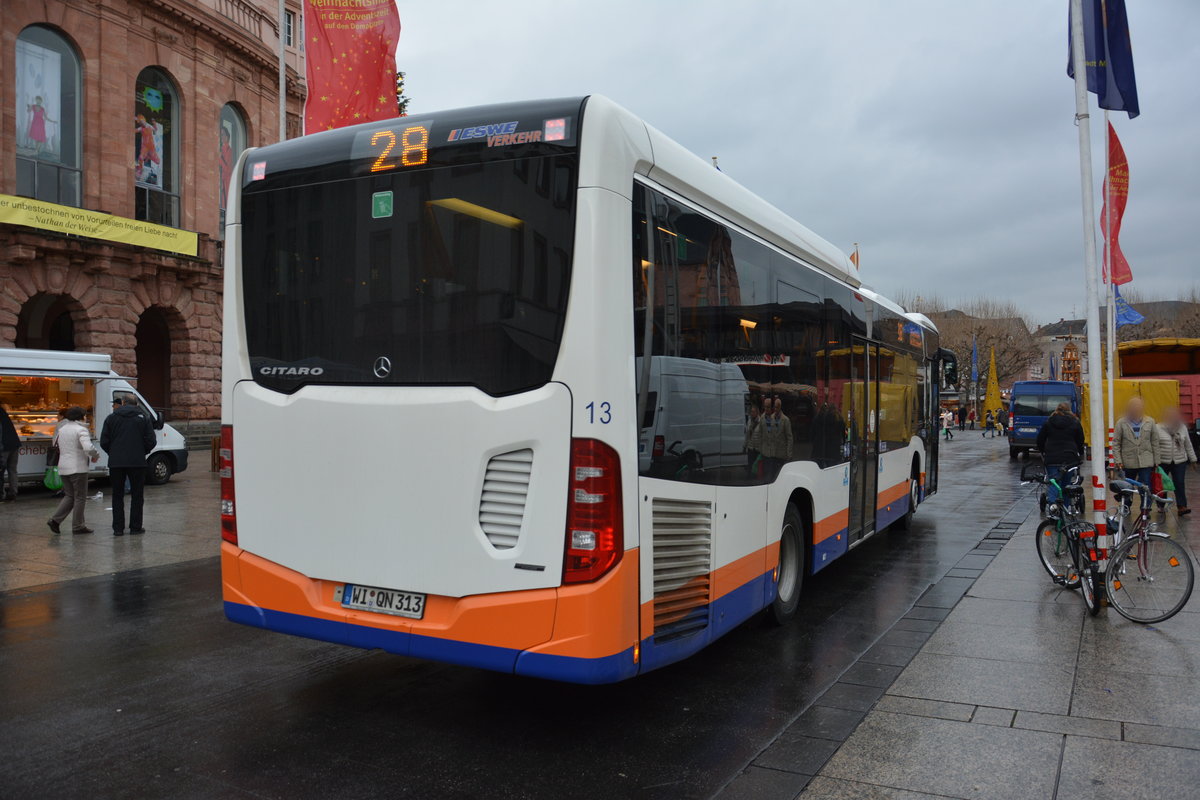 Am 04.12.2015 fährt WI-QN 313 auf der Linie 28 durch die Innenstadt von Mainz. Aufgenommen wurde ein Mercedes Benz Citaro der 2. Generation Low Entry.
