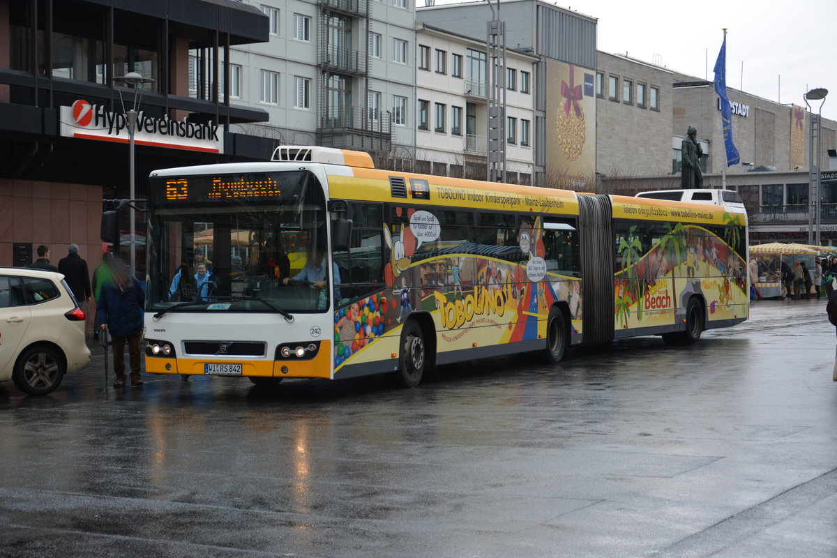 Am 04.12.2015 fährt WI-RS 842 auf der Linie 63 durch die Innenstadt von Mainz. Aufgenommen wurde ein Volvo 7700.
