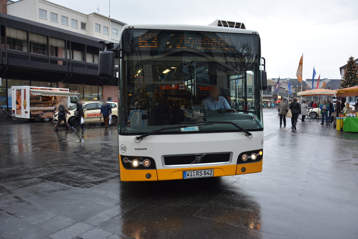 Am 04.12.2015 fährt WI-RS 842 auf der Linie 63 durch die Innenstadt von Mainz. Aufgenommen wurde ein Volvo 7700.
