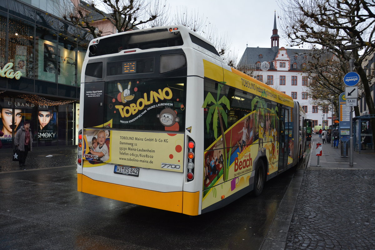 Am 04.12.2015 fährt WI-RS 842 auf der Linie 63 durch die Innenstadt von Mainz. Aufgenommen wurde ein Volvo 7700.
