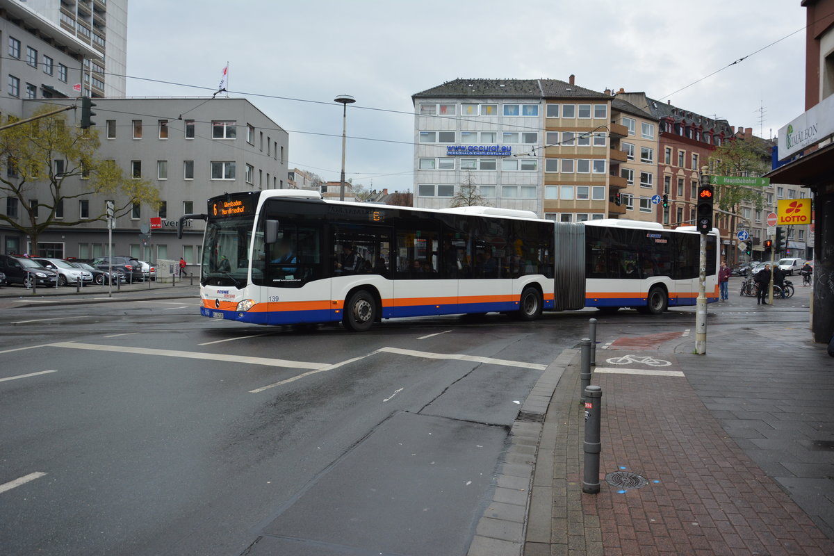 Am 04.12.2015 fährt WI-XJ 139 auf der Linie 6 durch die Innenstadt von Mainz. Aufgenommen wurde ein Mercedes Benz Citaro G der 2. Generation.
