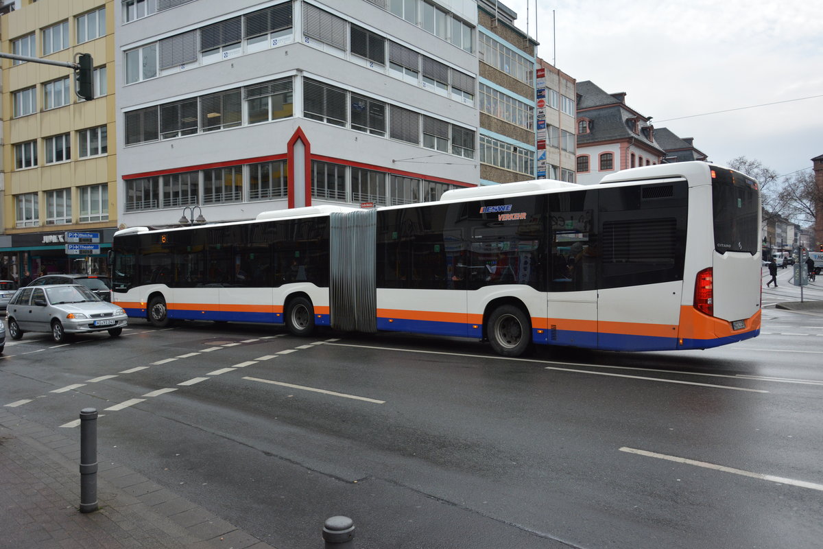 Am 04.12.2015 fährt WI-XJ 139 auf der Linie 6 durch die Innenstadt von Mainz. Aufgenommen wurde ein Mercedes Benz Citaro G der 2. Generation.
