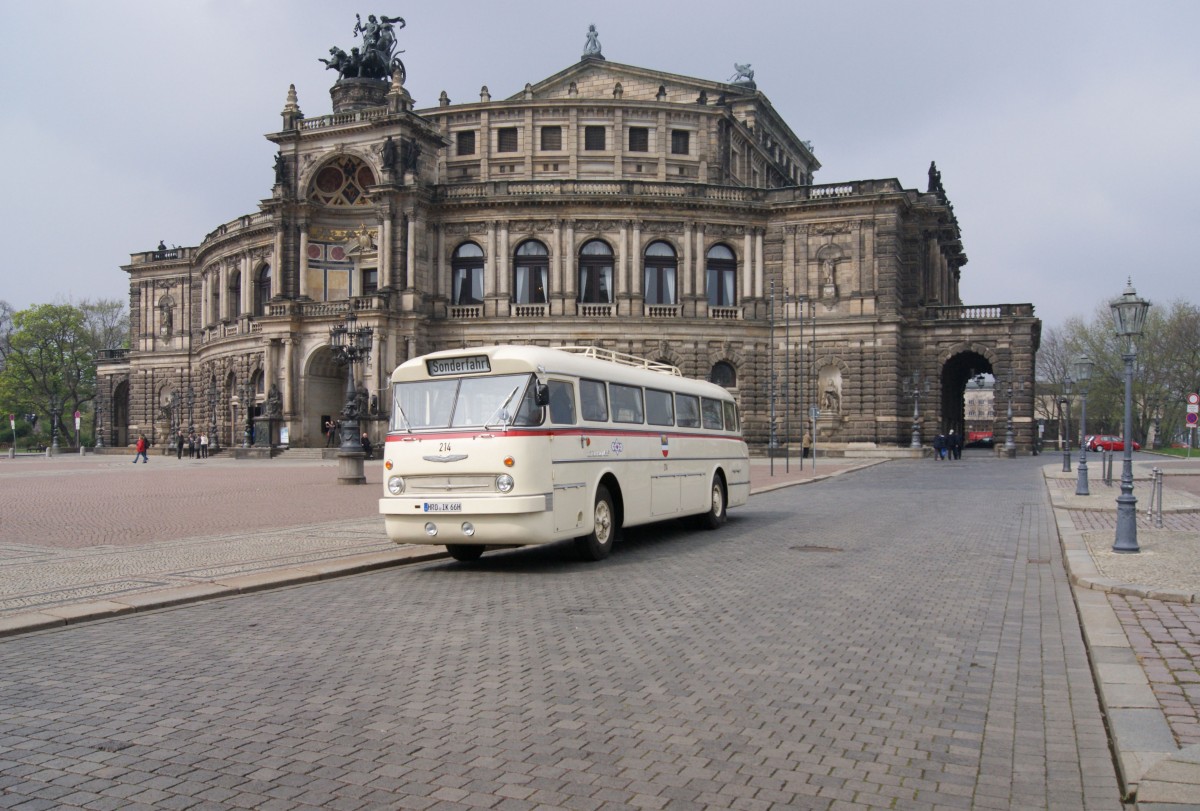 Am 06.04.2014 wurden anlässlich der Veranstaltung 100 Jahre Bus in Dresden Rundfahrten angeboten. Bei dieser Rundfahrt stand der Rostocker Ikarus 66 218 vor der Semperoper.