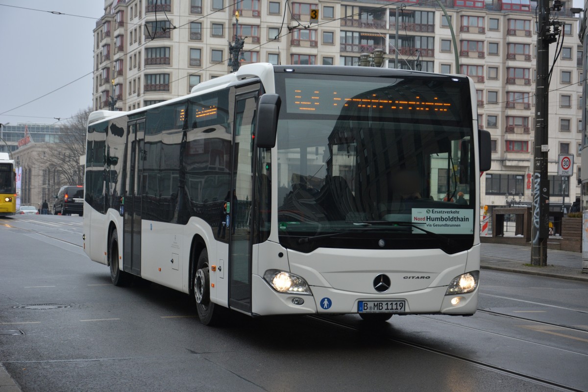 Am 07.02.2015 fährt B-MB 1119 (Mercedes Benz Citaro 2) für die S-Bahn Berlin SEV zwischen Berlin Friedrichstraße und Berlin Humboldthain.
