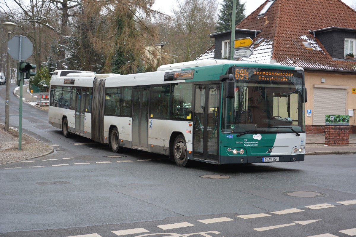 Am 07.02.2015 fährt P-AV 954 auf der Linie 694 nach Hermannswerder. Aufgenommen wurde ein Volvo 7700 Gelenkbus, Potsdam Michendorfer Chaussee / Templiner Straße.
