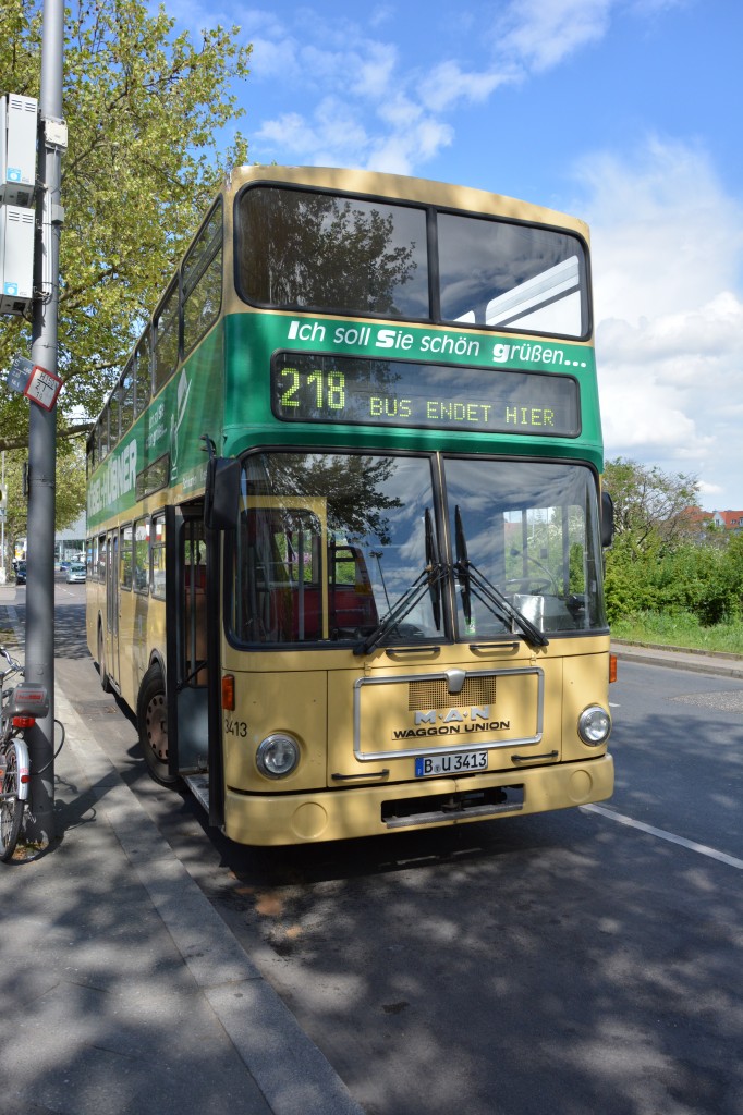 Am 07.05.2015 fährt B-U 3413 (MAN SD 200 SD 85) auf der Linie 218. Aufgenommen am ZOB in Berlin.
